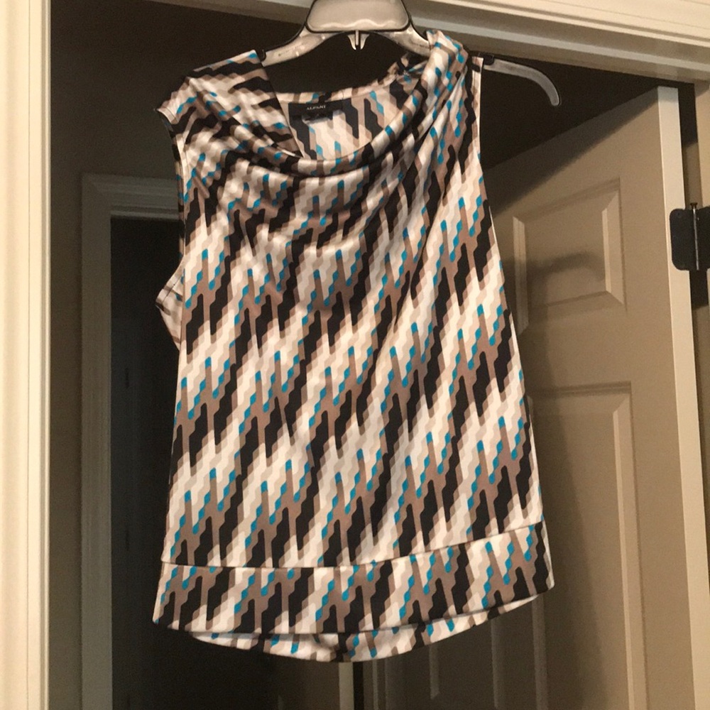 Ladies sleeveless shirt